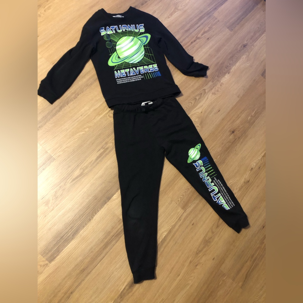 Boys H&M sweatsuit. Cute and great for easy dressing. Size 10